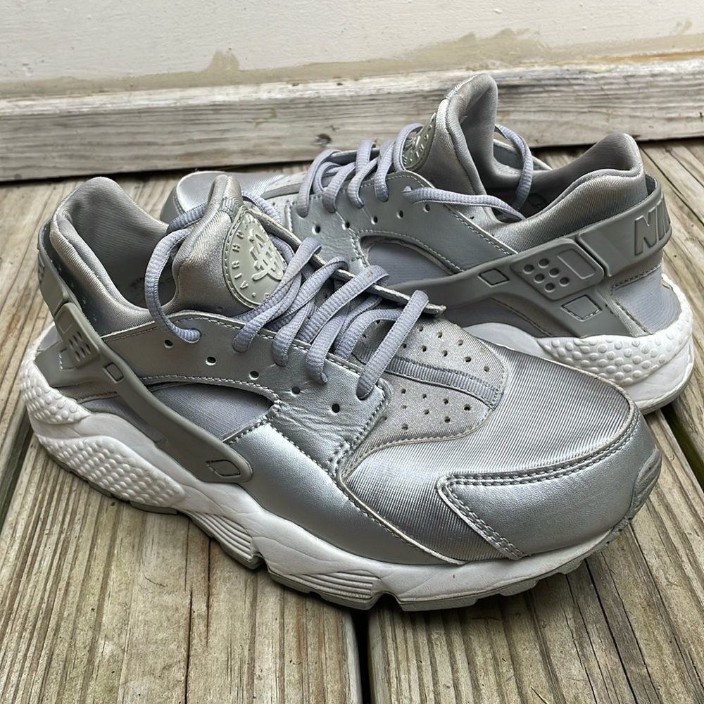 Nike Huarache Run Silver/Gray Sneakers Size 9 - Picture 1 of 13
